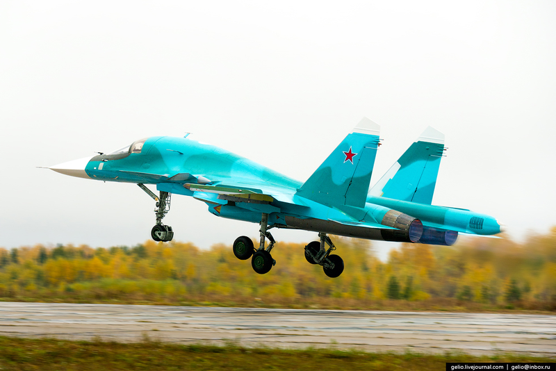 Illustration for article titled These Riveting Photos Show How Russia's Su-34 Fullback Fighter-Bombers Get Built